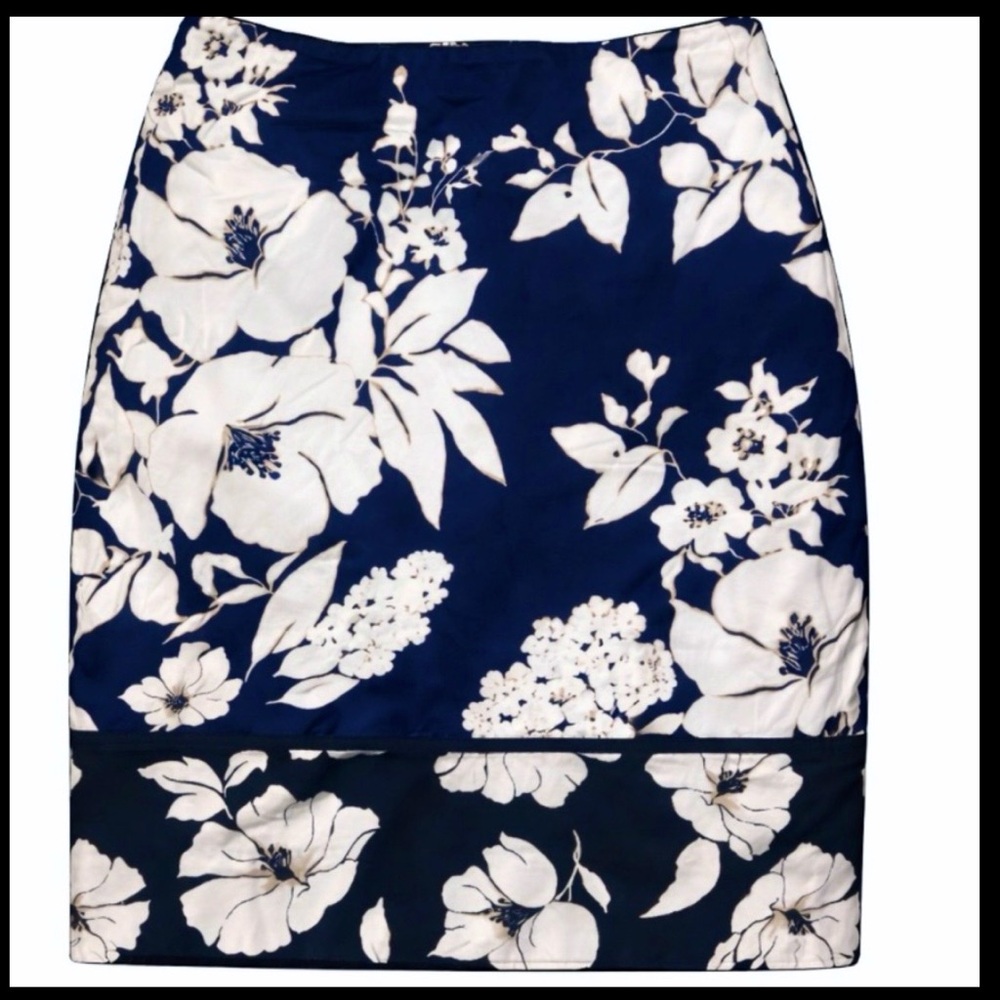 White House‎ Black Market Cottagecore Navy, Black  and White Floral Pencil Skirt